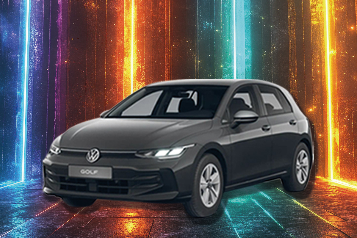 VW Golf aus dem Angebot vor buntem Hintergrund