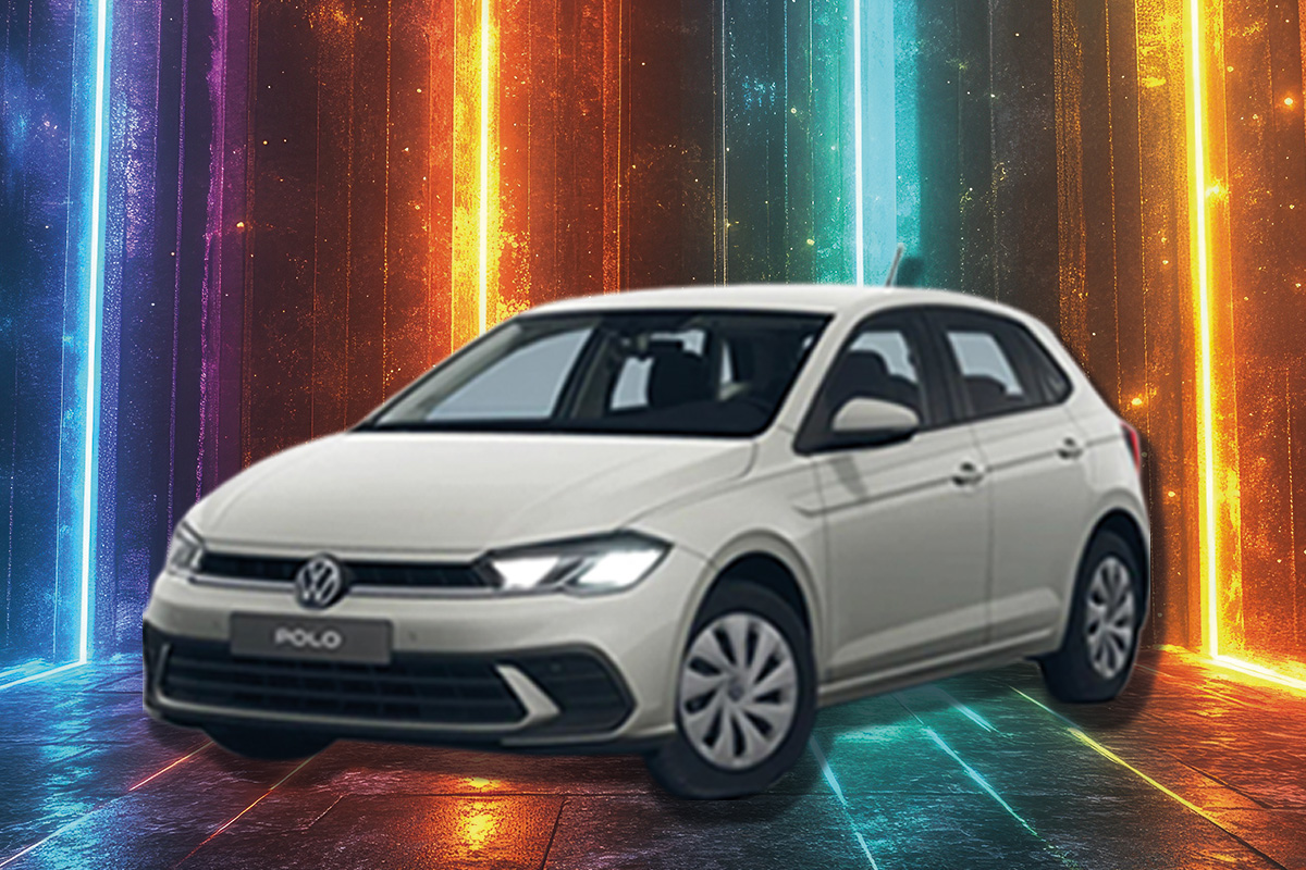 VW Polo aus dem Angebot vor buntem Hintergrund