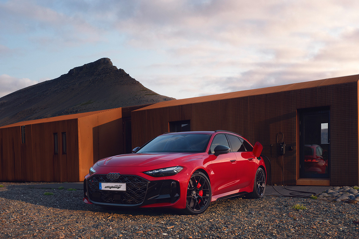 Audi RS5 Avant in Rot vor Gebäude