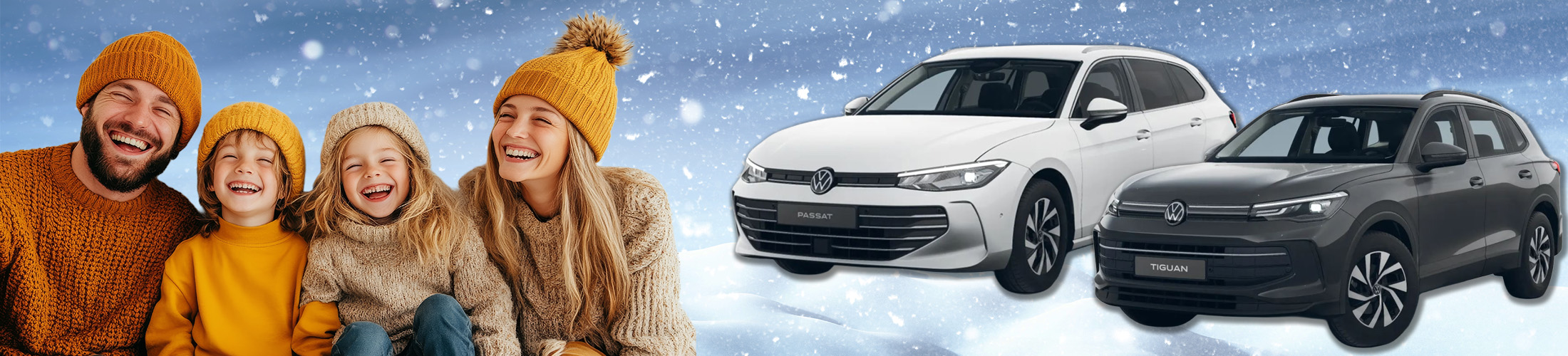 Familie mit Mützen die in Kamera lachen mit Tiguan und Passat Modell aus Angeboten daneben