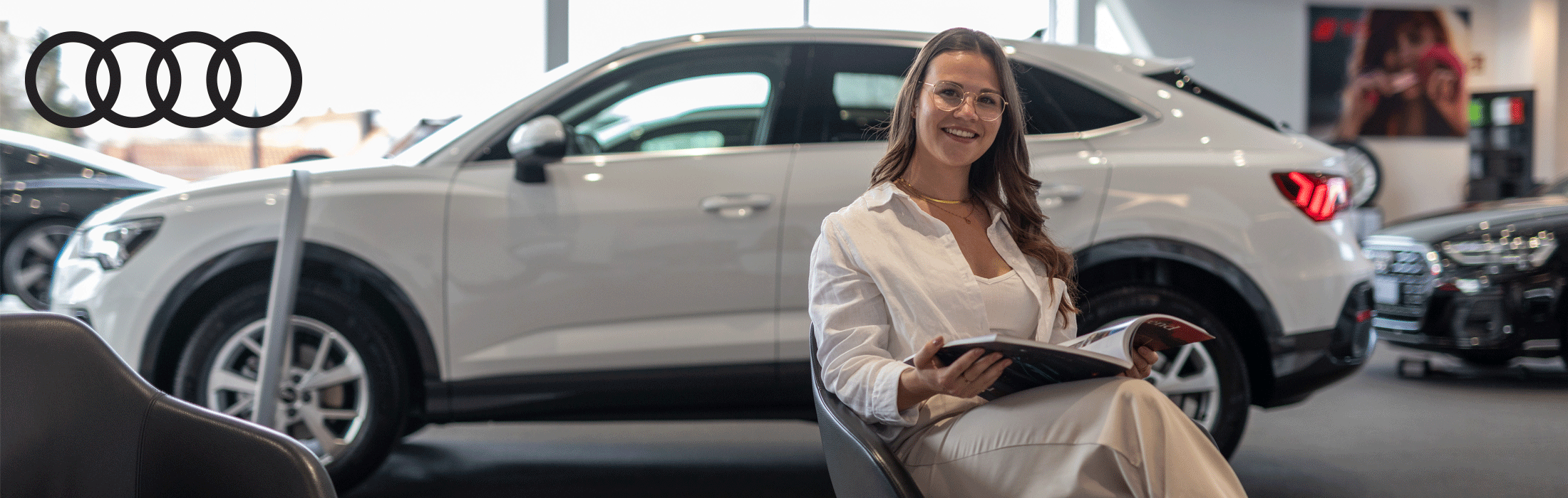 Kundin sitzt im Wartebereich in unserem Audi Terminal.