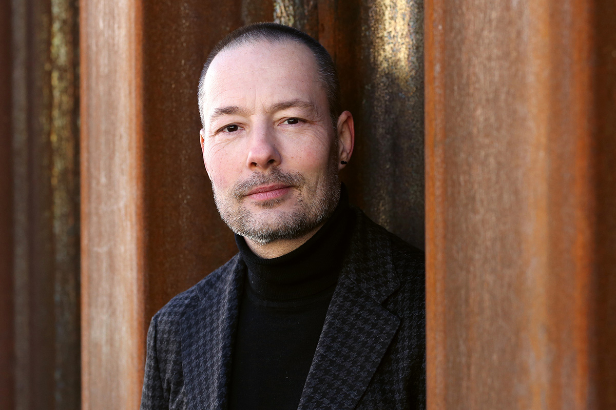 Autor Tom Hillenbrand schaut in die Kamera