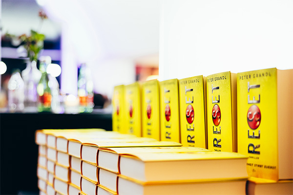 Bücher "Reset" aufgestapelt