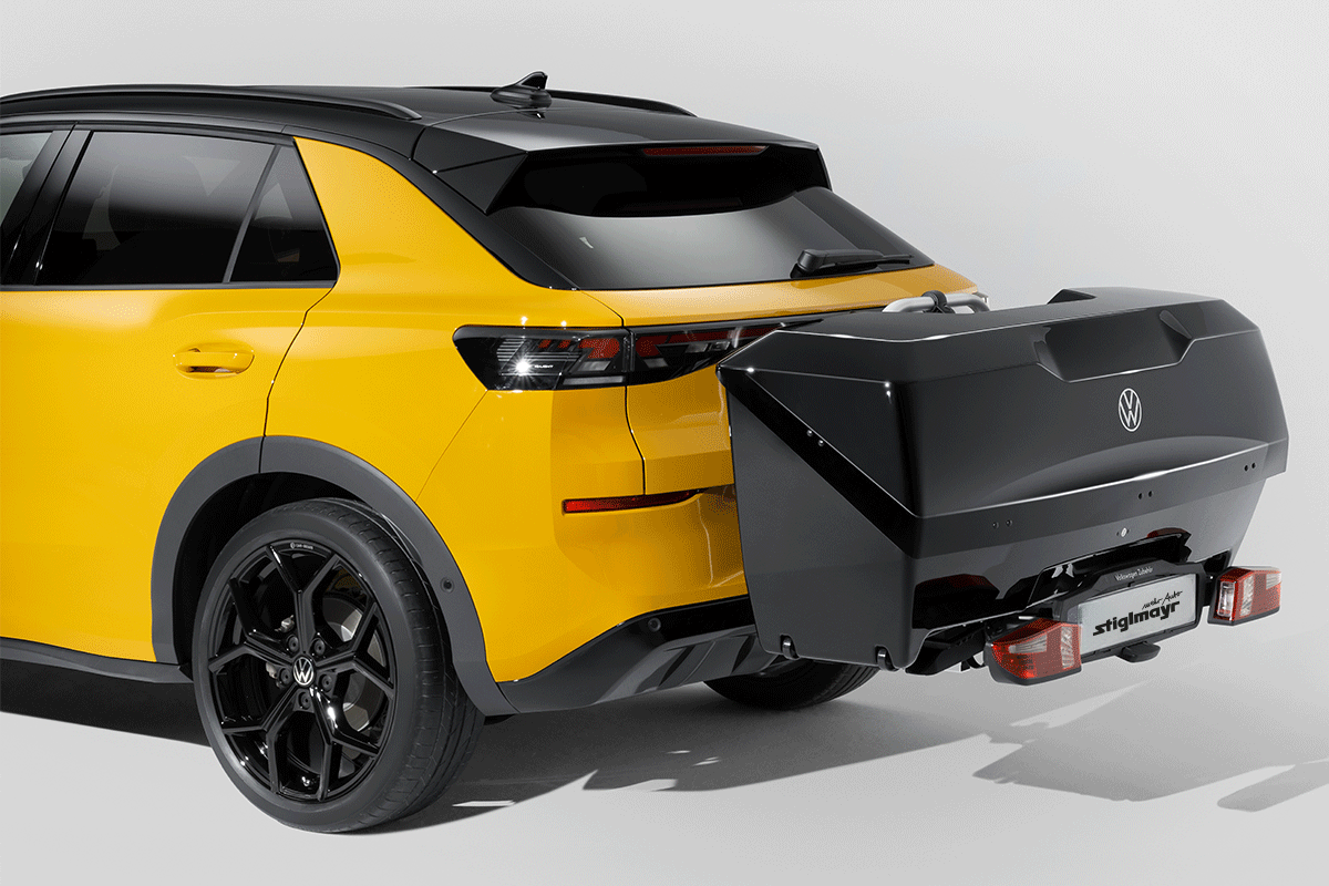 Gelber VW T-Roc mit Original Volkswagen Heckbox