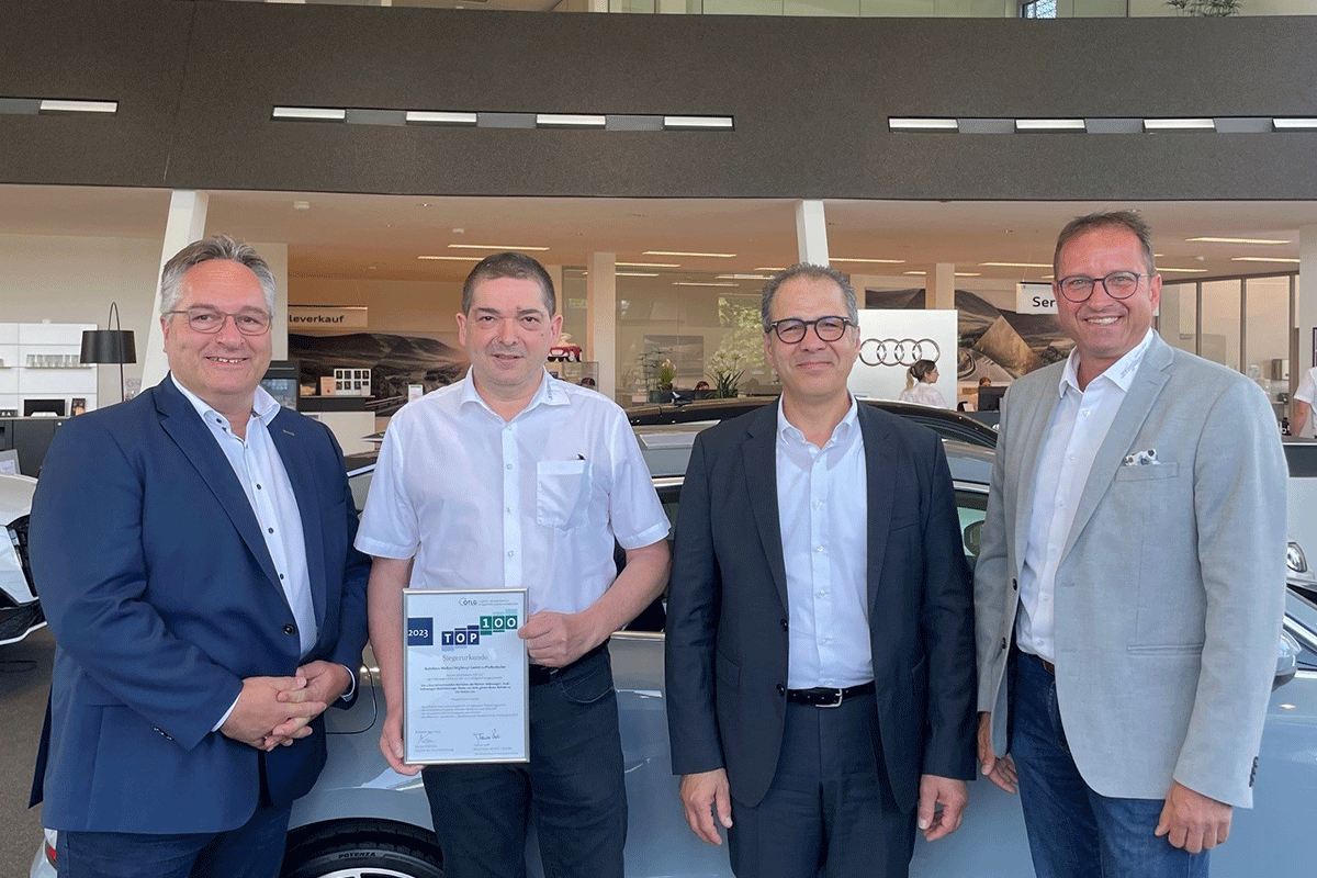 Das Bild zeigt den Audi Teledienst Teamleiter Xaver Bolzer und After Sales Leiter Stephand End bei der Übergabe für die Auszeichnung der Top 100.