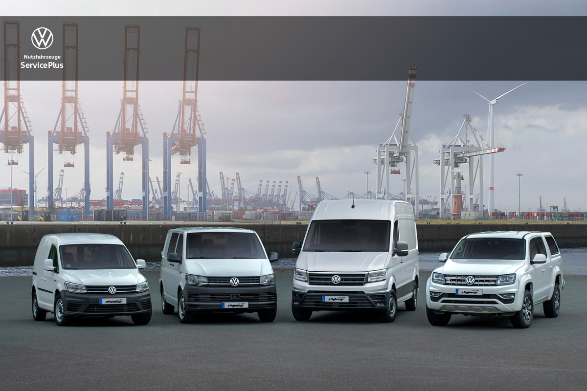 Vier Volkswagen Nutzfahrzeuge stehen nebeneinander.