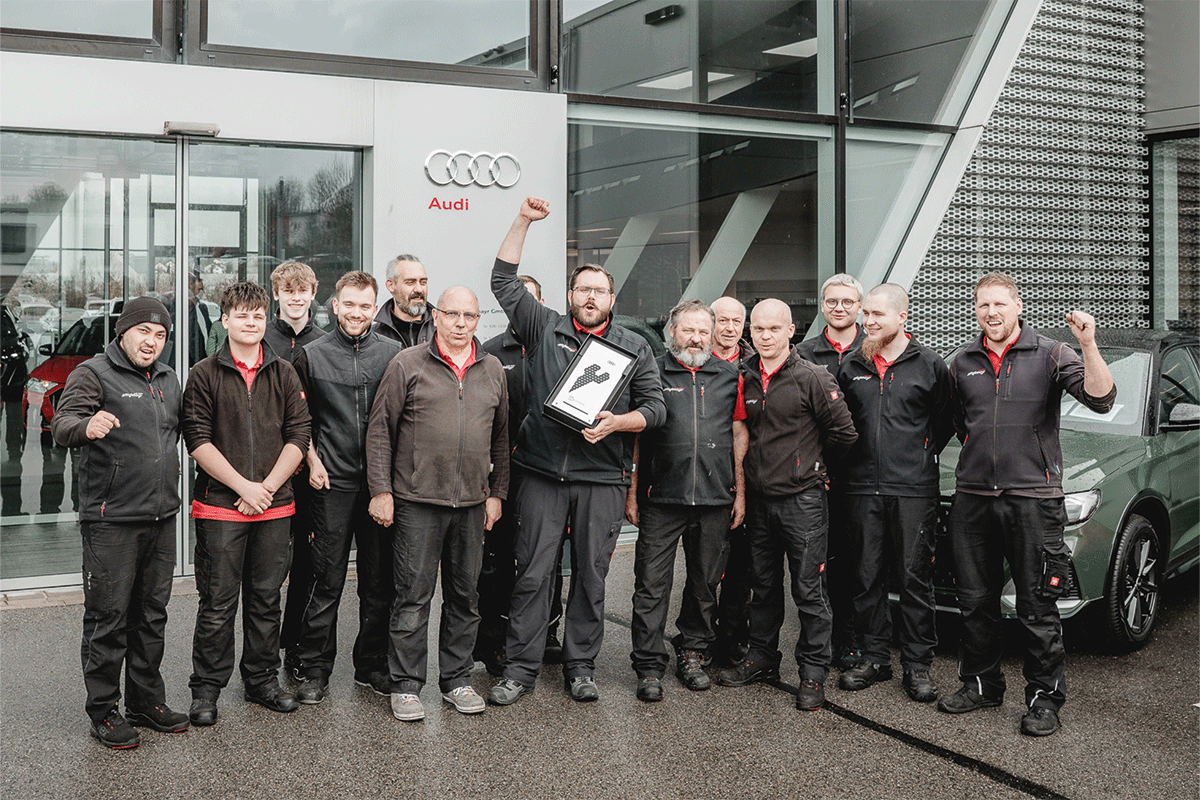 Gruppenbild mit Urkunde zur Auszeichnung Audi Top Service Partner des Teams in Pfaffenhofen.