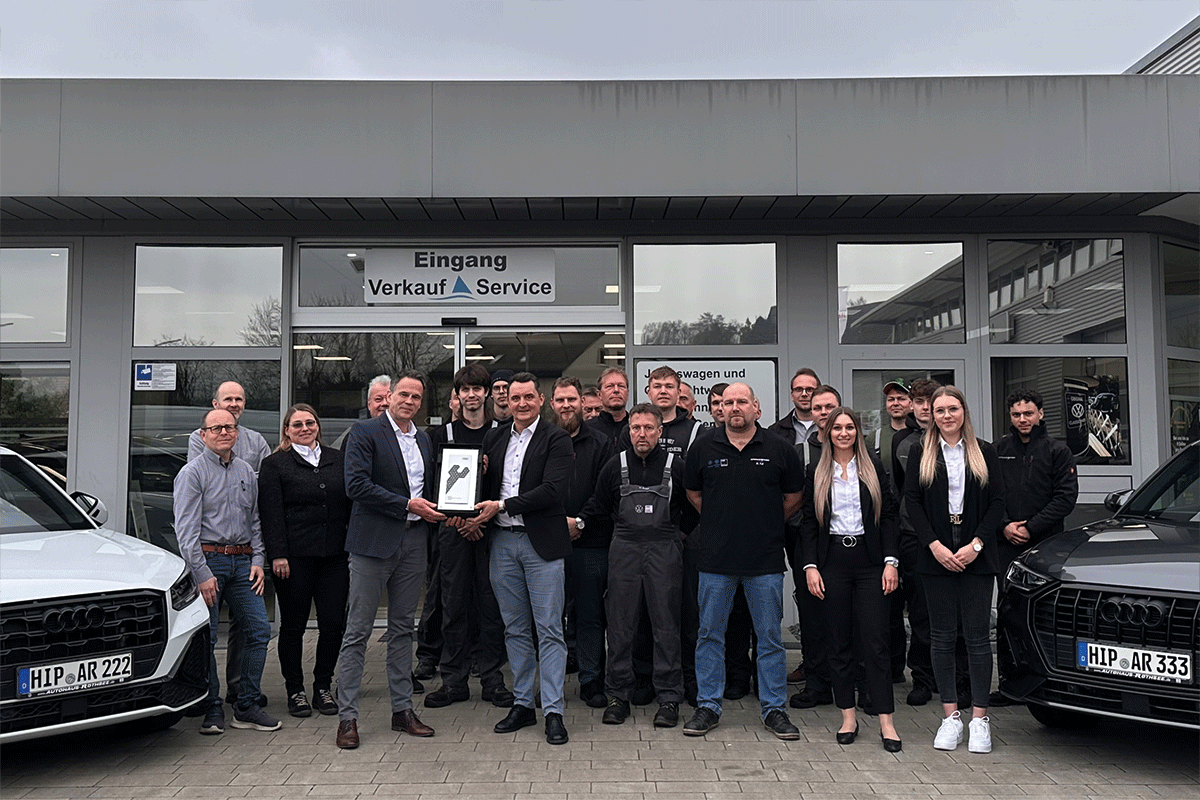 Gruppenbild mit Urkunde zur Auszeichnung Audi Top Service Partner des Teams in Hilpoltstein.