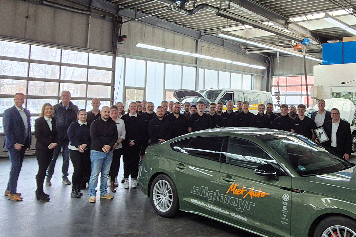 Gruppenbild mit Urkunde zur Auszeichnung Audi Top Service Partner des Teams in Schrobenhausen.