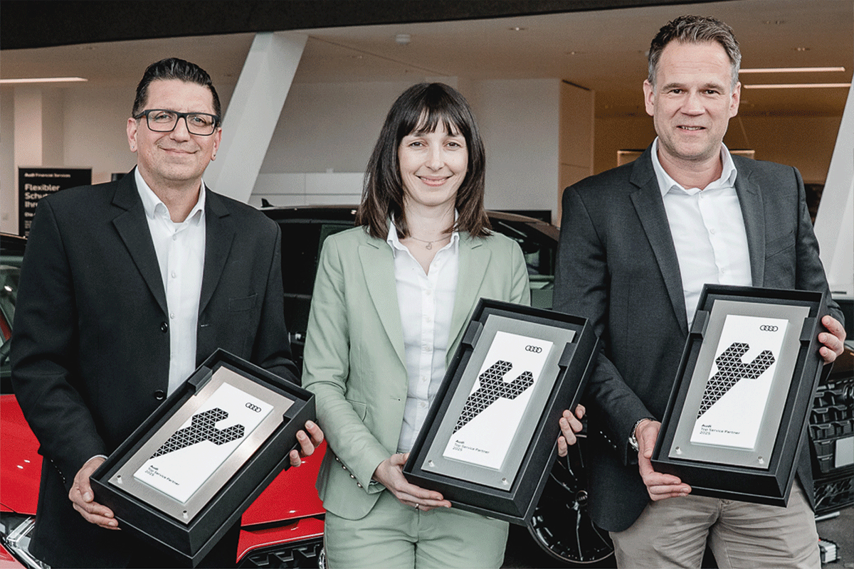 Das Bild zeigt Serviceleiter Schrobenhause Calogero La Russa, Serviceleiterin Pfaffenhofen Maria Hainz, Service- und Betriebsleiter Michael Götz (von links) mit der jeweiligen Urkunde zum Audi Top Service Partner in der Hand.