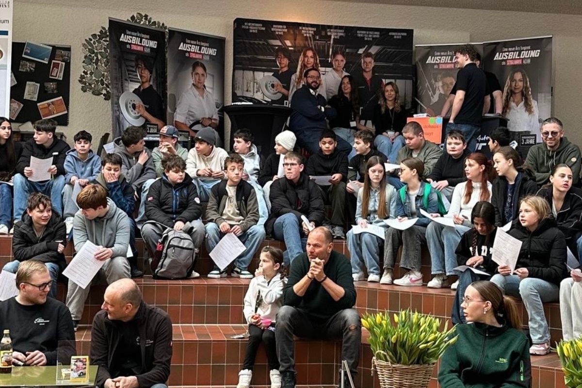 Schüler und Teilnehmer sitzen und hören gespannt dem Vortag zu.