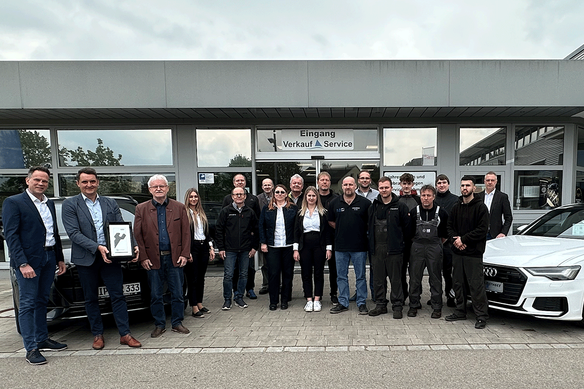 Unser Service Team Steht mit der Auszeichnung vor dem Autohaus in Hilpoltstein.