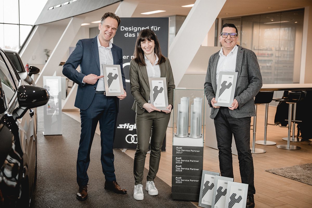 Bild der drei Serviceleiter mit Urkunde zur Auszeichnung Audi Top Service Partner 