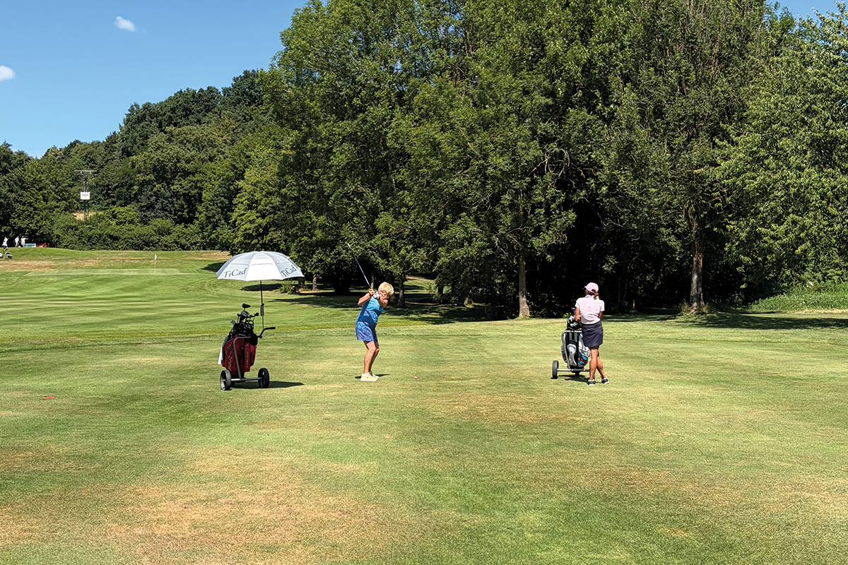 Mitglieder des Golfclubs spielen