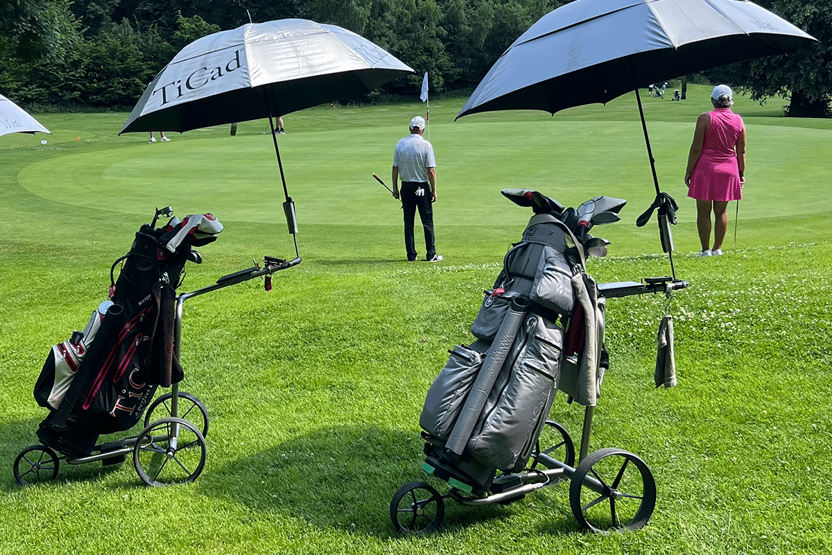 Ansicht des Golfplatzes mit Taschen und Schirmen