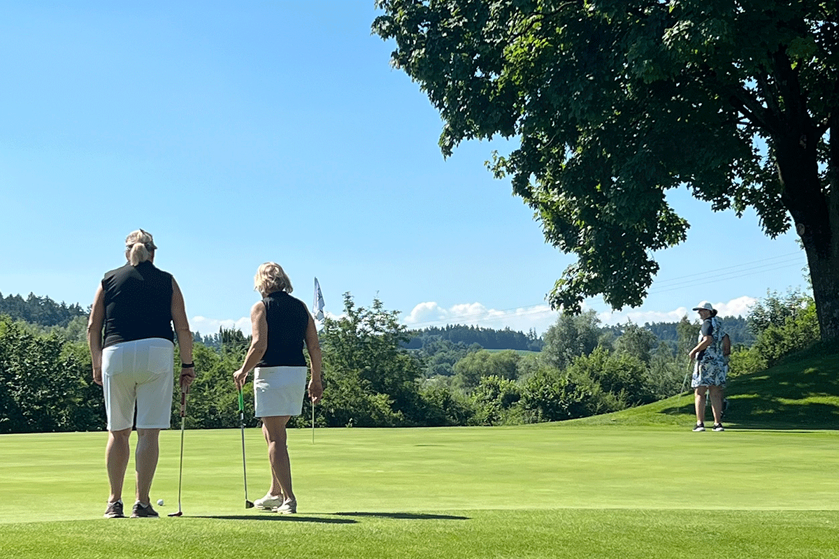 Ansicht des Golfplatzes mit zwei Golfspielerinnen
