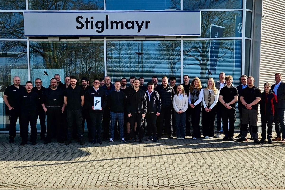 Gruppenbild der Auszeichnungsübergabe vor dem Stiglmayr Betrieb in Schrobenhausen