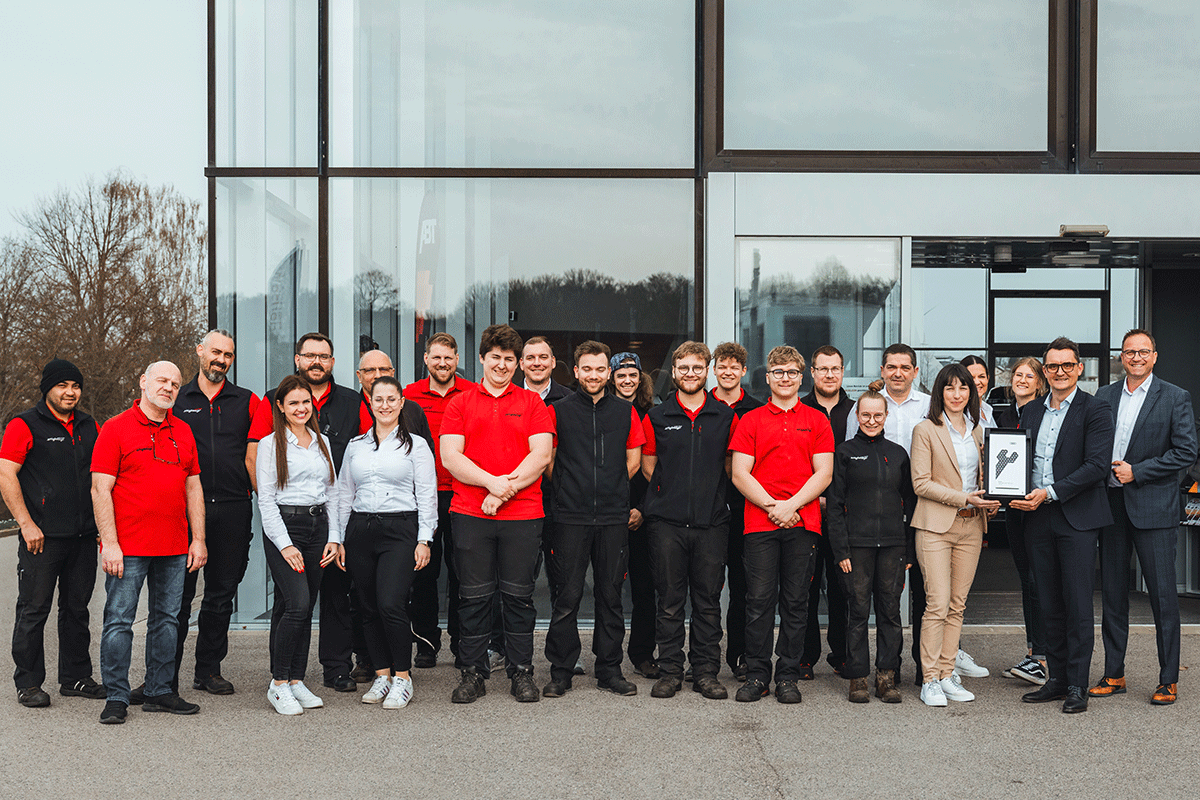 Unser Audi Service Team steht vor dem Eingang unseres Audi Terminals in Pfaffenhofen.