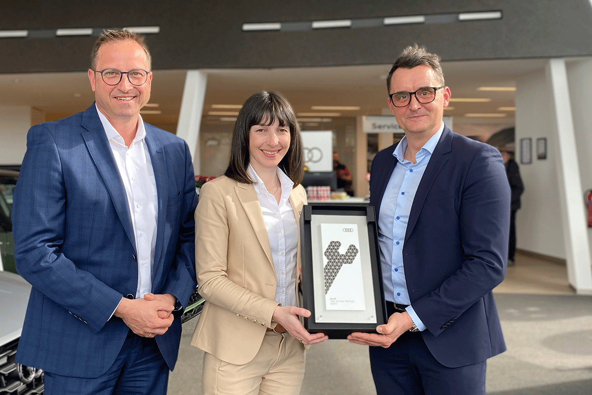 Serviceleitung Maria Hainz, After Sales Leiter Stephan End halten die Auszeignung für den Top Audi Service Partner in der Hand.