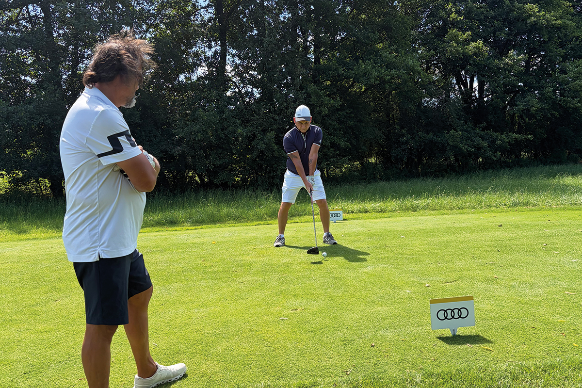 Teilnehmer des Golfclubs spielend