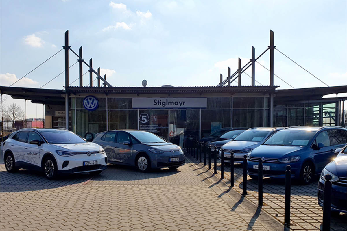 Blick auf den Eingang von unserem Autohaus in Schrobenhausen.