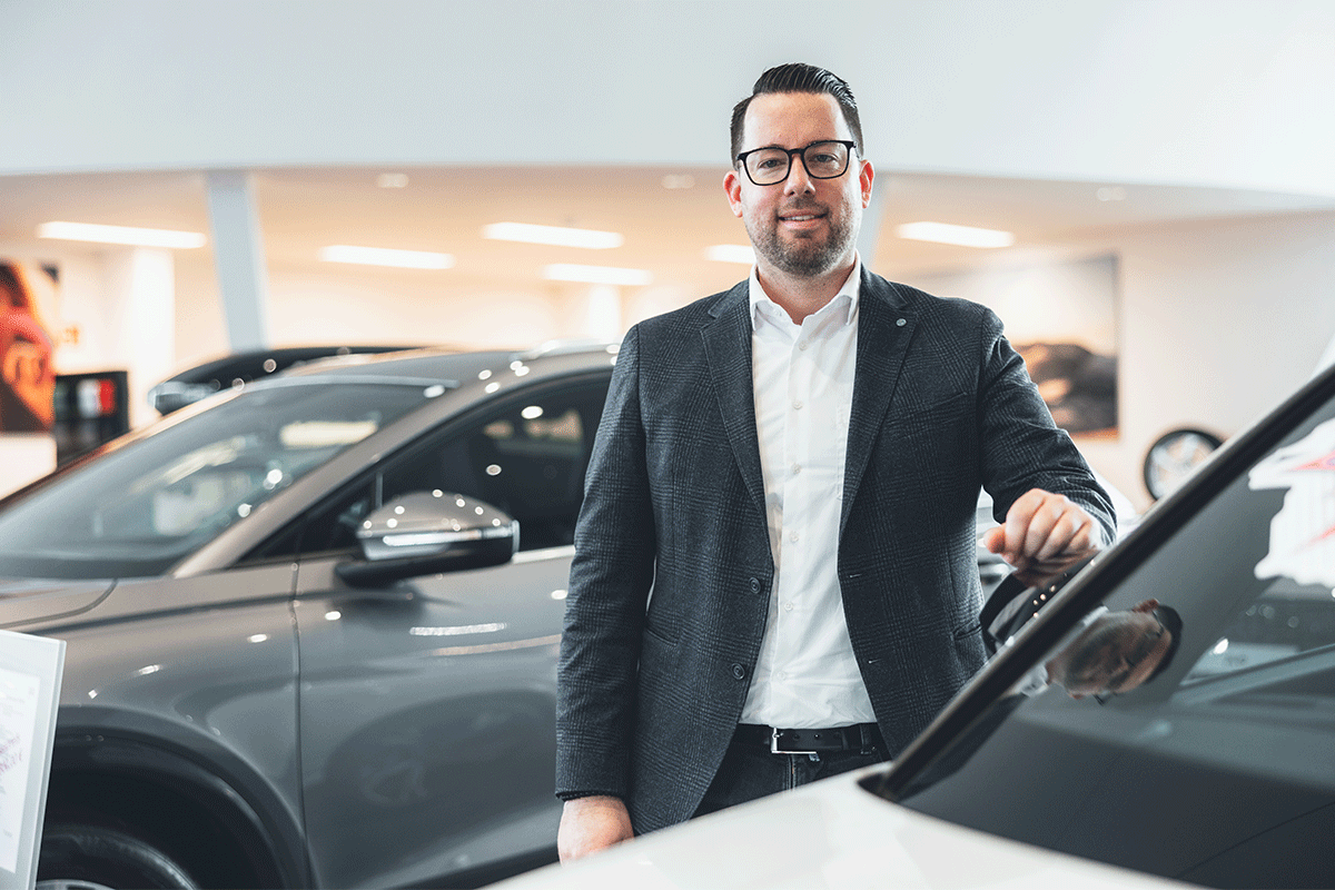 Neuwagen Veräufer Sebastian Sander steht in unserem Audi Terminal.