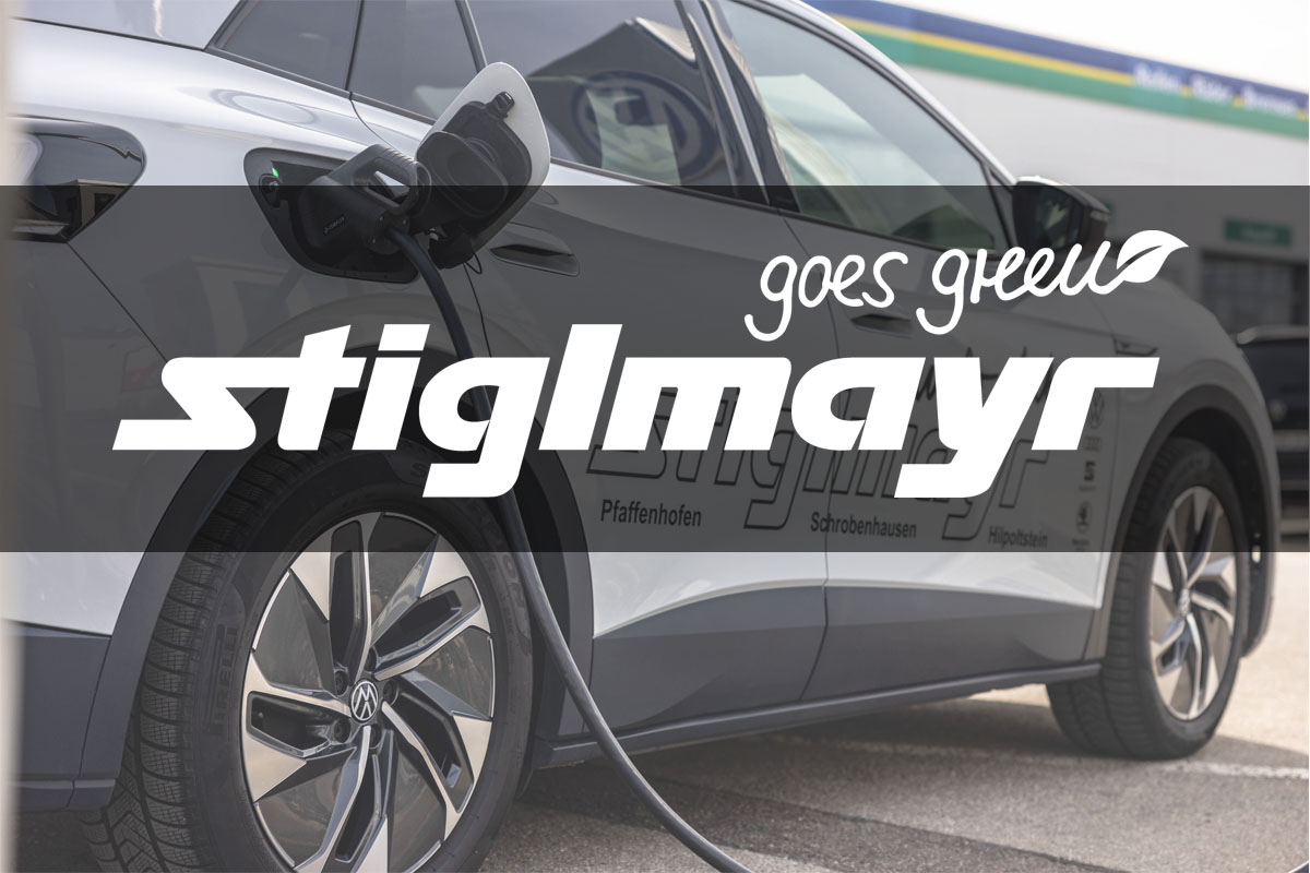 Bild zeigt das Logo Stiglmayr goes Green mit Elektroauto im Hintergrund, welches an einer ladesäule hängt.