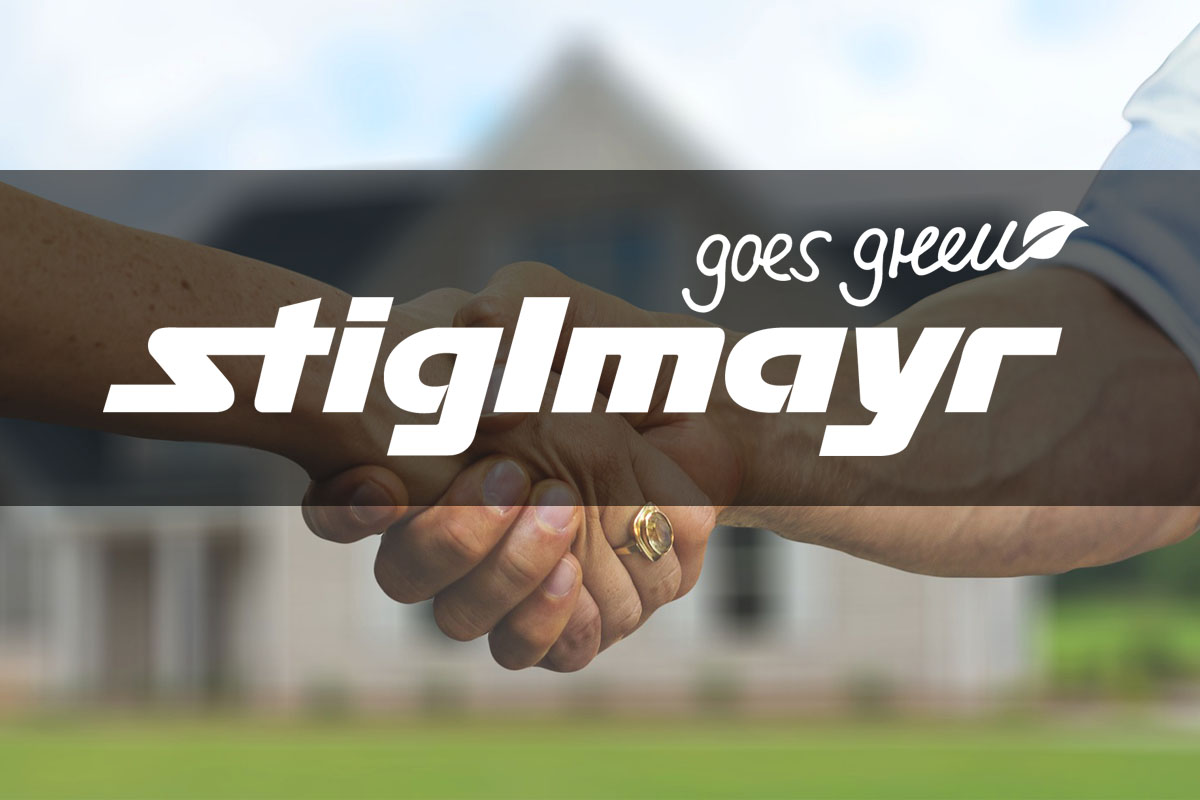 Bild zeigt das Logo Stiglmayr goes green. Im Hintergrung sieht man einen Handschlag zwischen zwei Personen.