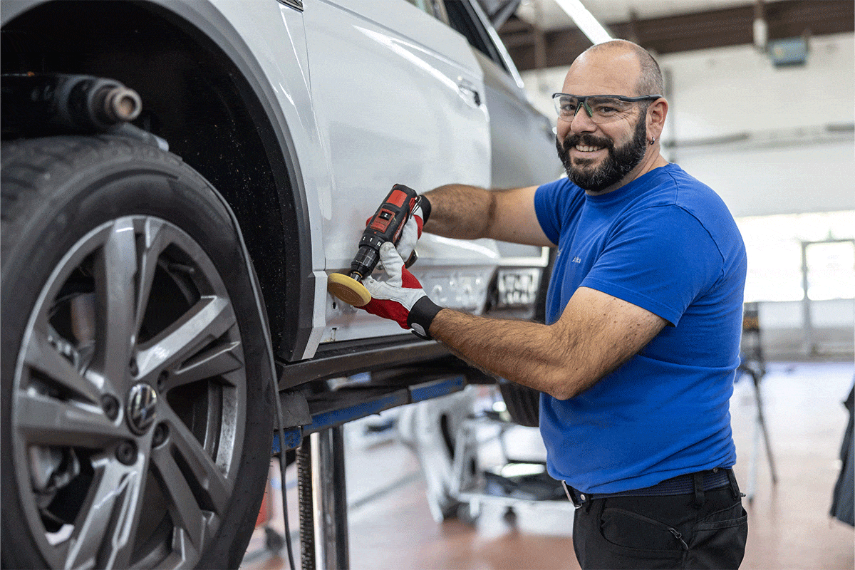 Mitarbeiter beim Smart Repair in der Werkstatt.