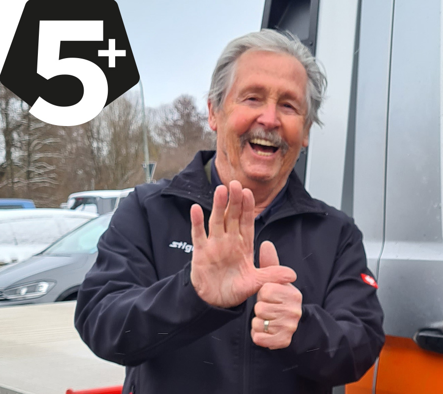 Mitarbeiter zeigt mit seiner Hand ein 5+ Zeichen