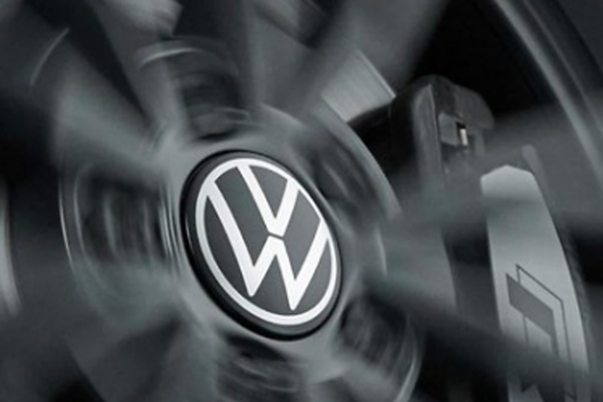 Volkswagen Logo auf einer Felge.