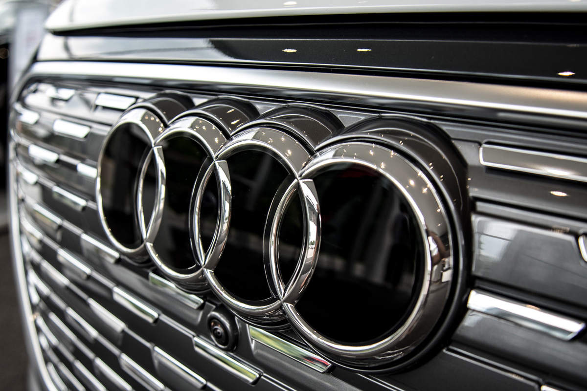 Audi Logo Fotografiert von einem Fahrzeug.