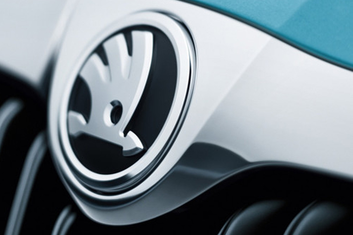 Skoda Logo fotografiert von einem Fahrzeug