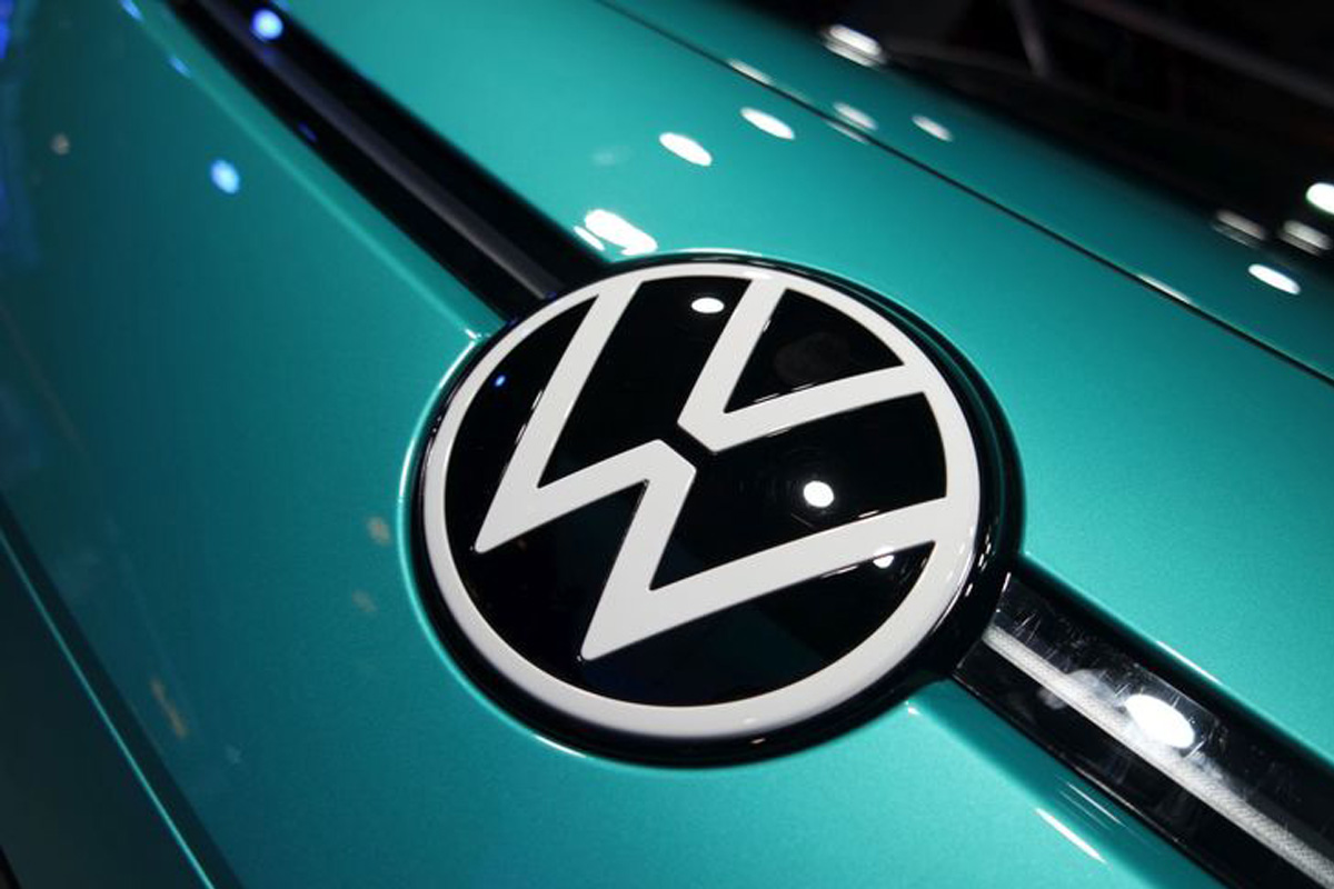 Volkswagen Logo mit Türkisem Hintergrund.