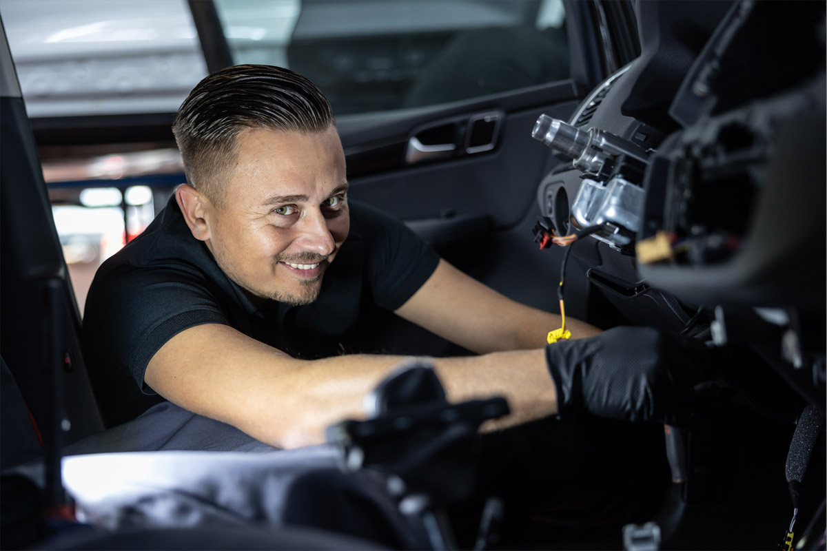 Mitarbeiter in der Werkstatt bei der Wartung und Inspektion.