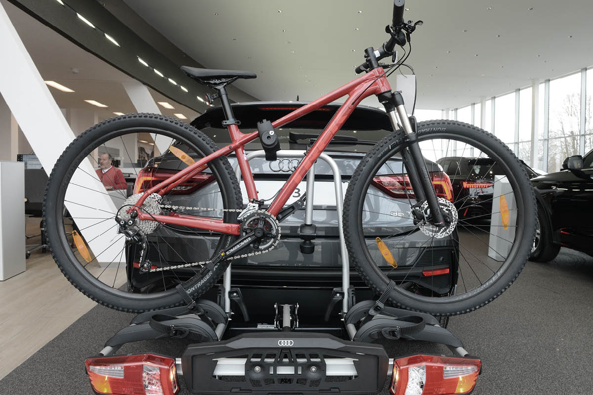 Ein Fahrradträger mit einem Fahrrad drauf ist auf einem Audi montiert.