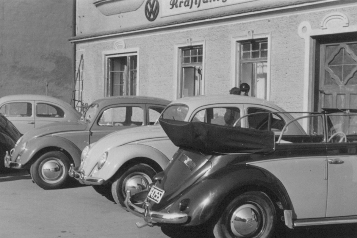 Alte Fahrzeuge stehen nebeneinander in schwarz-weiß Optik.