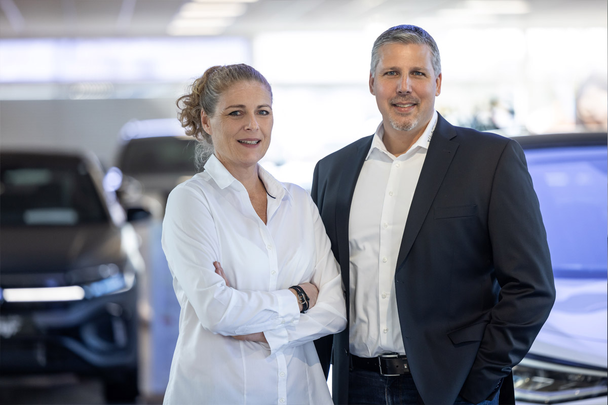 Frau Stefanie Stiglmayr und Herr Michael Stiglmayr stehen nebeneinander und lächeln.