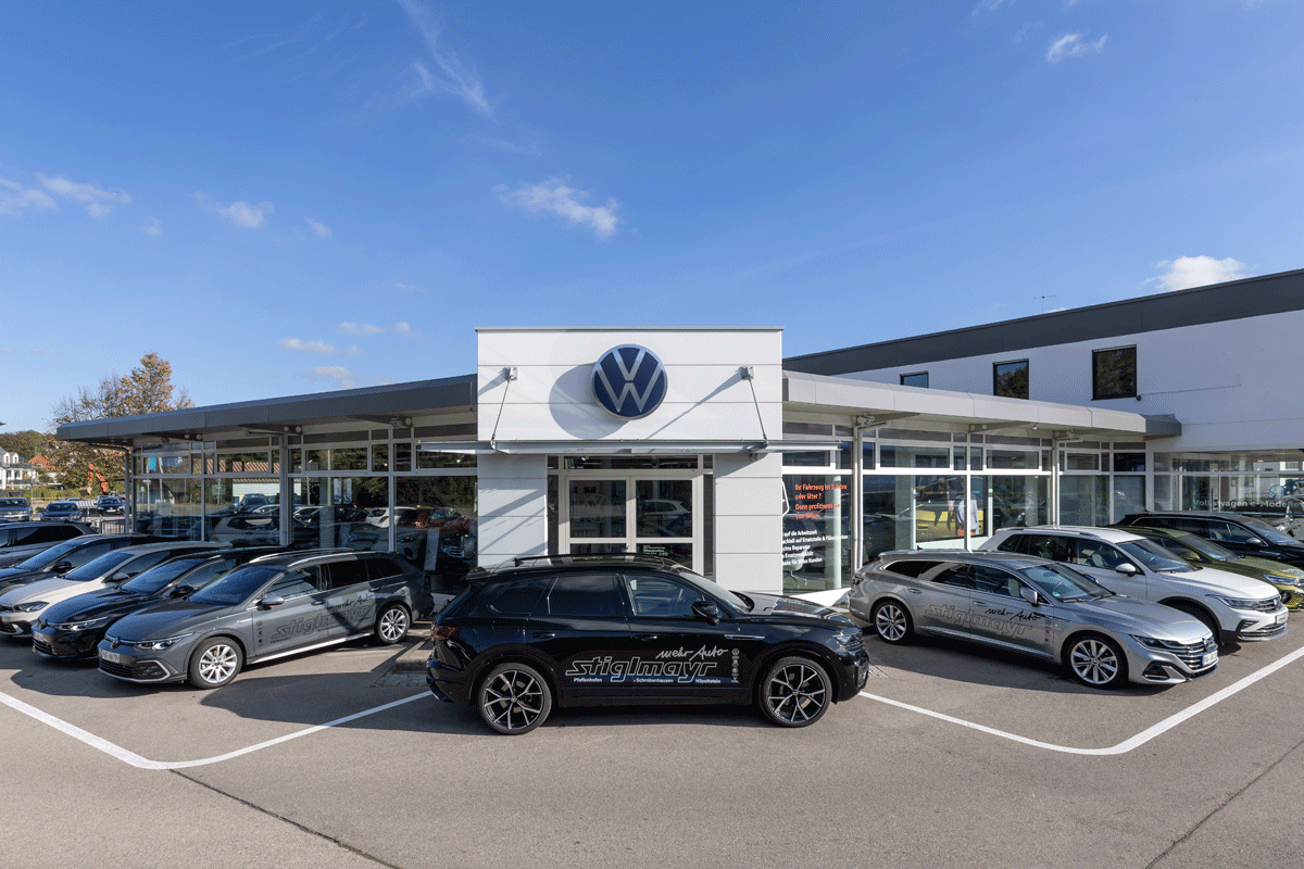 Blick auf den Eingang von unserem Volkswagen Autohaus in Pfaffenhofen.